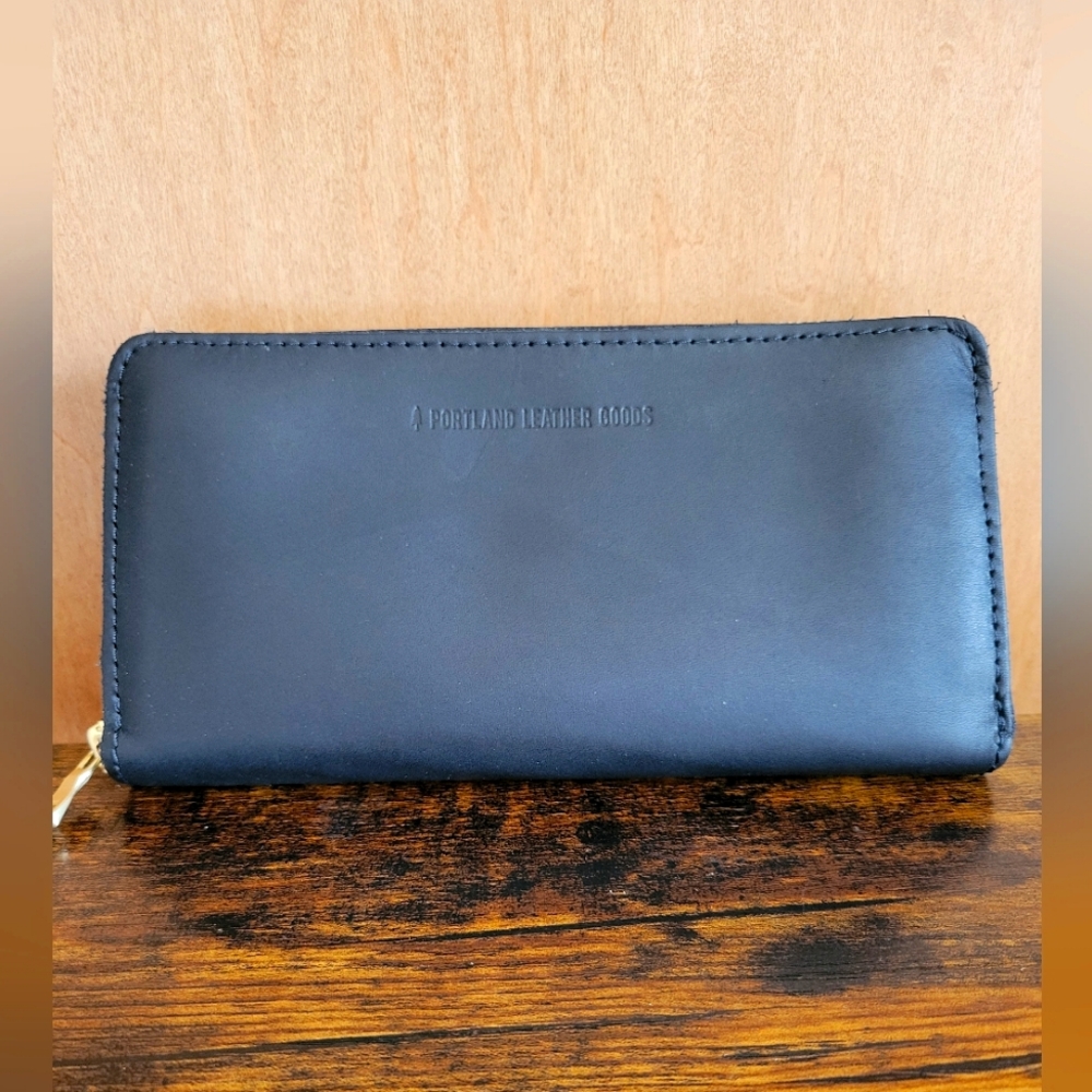 PORTLAND LEATHER GOODS smooth black accordion zip wallet
